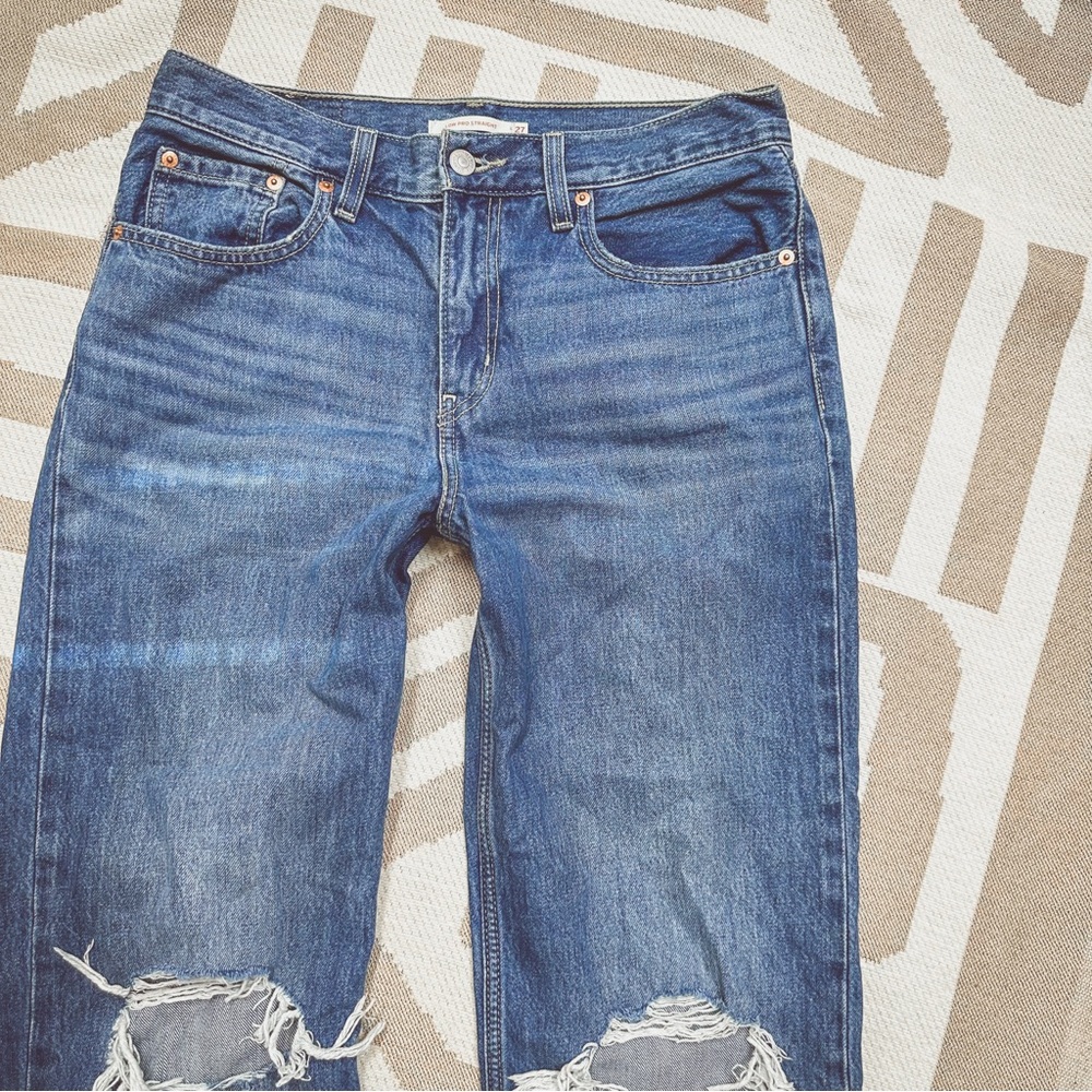 Levi’s women’s low pro straight size 27 in medium blue wash with distress